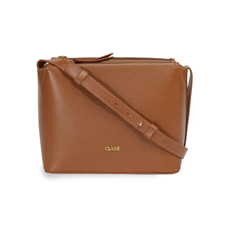 Bolsa transversal Classe Couro marrom vista frontal com zíper dourado e logo metálico